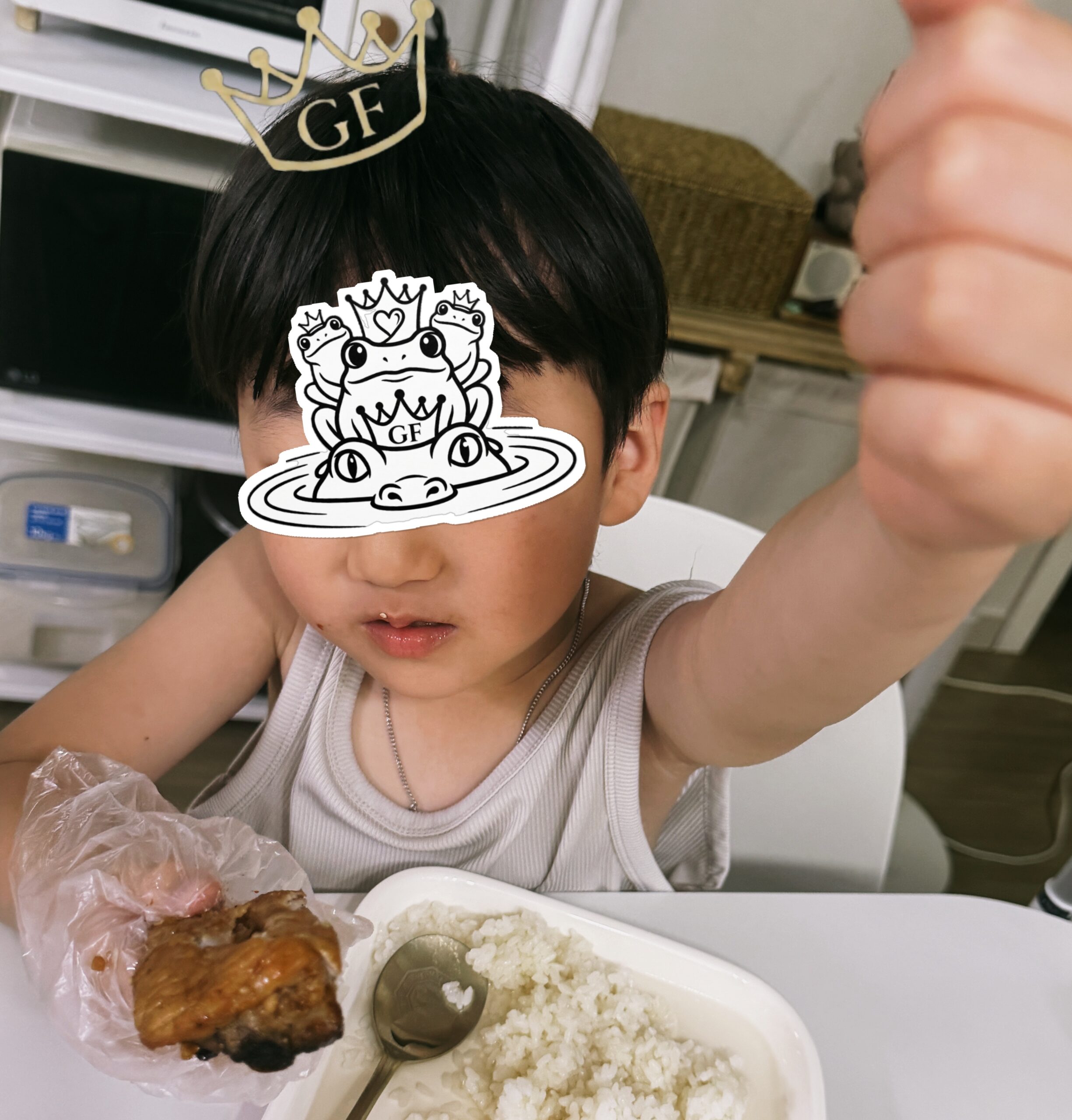 아이들이 폭식한 등갈비 뼈 흔적