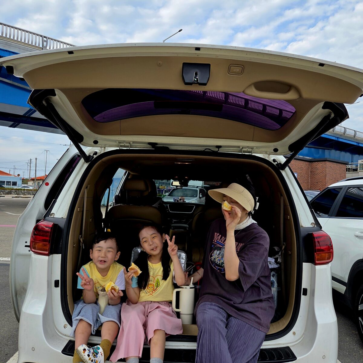 갯벌 체험 수확 완료 후 야외 돗자리에서 먹는 수제 샌드위치 음식