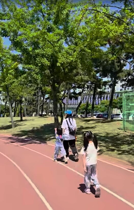 벅스리움 건물 주변의 넓고 푸른 잔디밭 야외 공원 부지